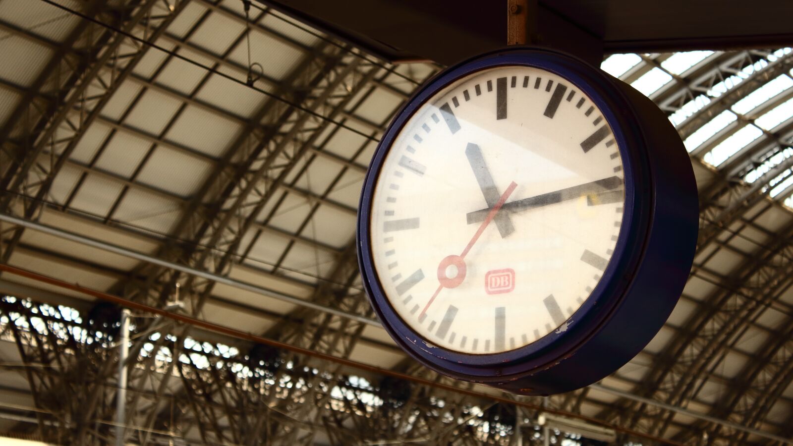 Canon EOS 1300D (EOS Rebel T6 / EOS Kiss X80) sample photo. Clock, railway station, rail photography