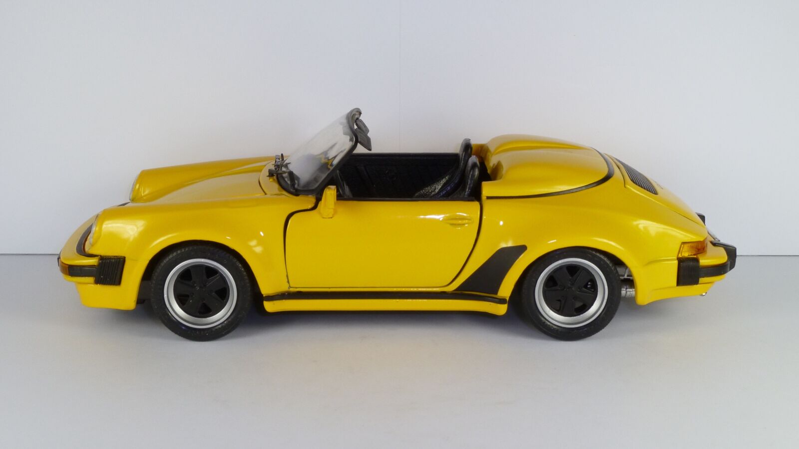 Panasonic Lumix DMC-ZS7 (Lumix DMC-TZ10) sample photo. Porsche, 964, speedster photography