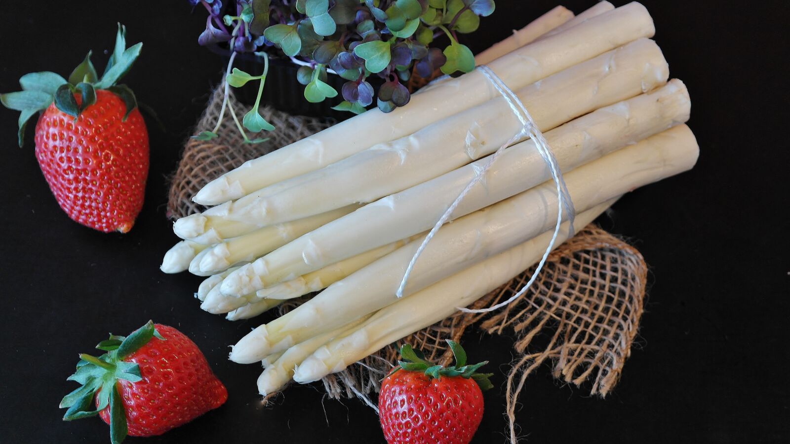 Samsung NX20 sample photo. Asparagus, strawberries, spring photography