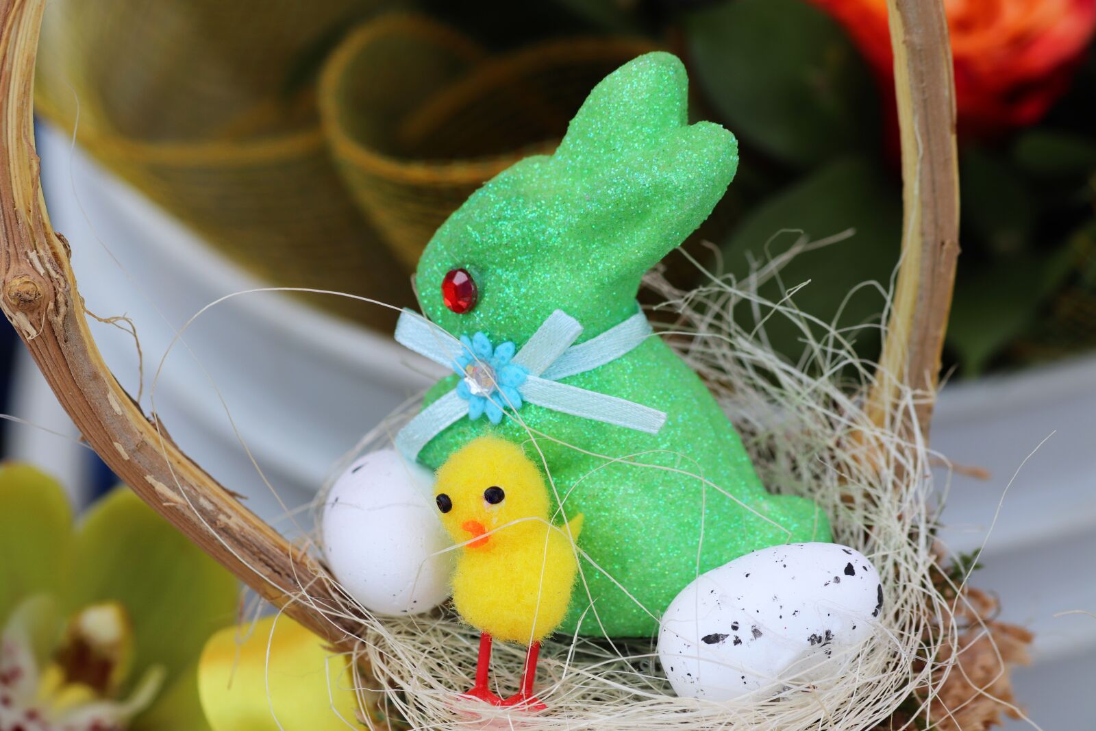 Canon EOS 200D (EOS Rebel SL2 / EOS Kiss X9) sample photo. Easter rabbit, chicken, traditional photography
