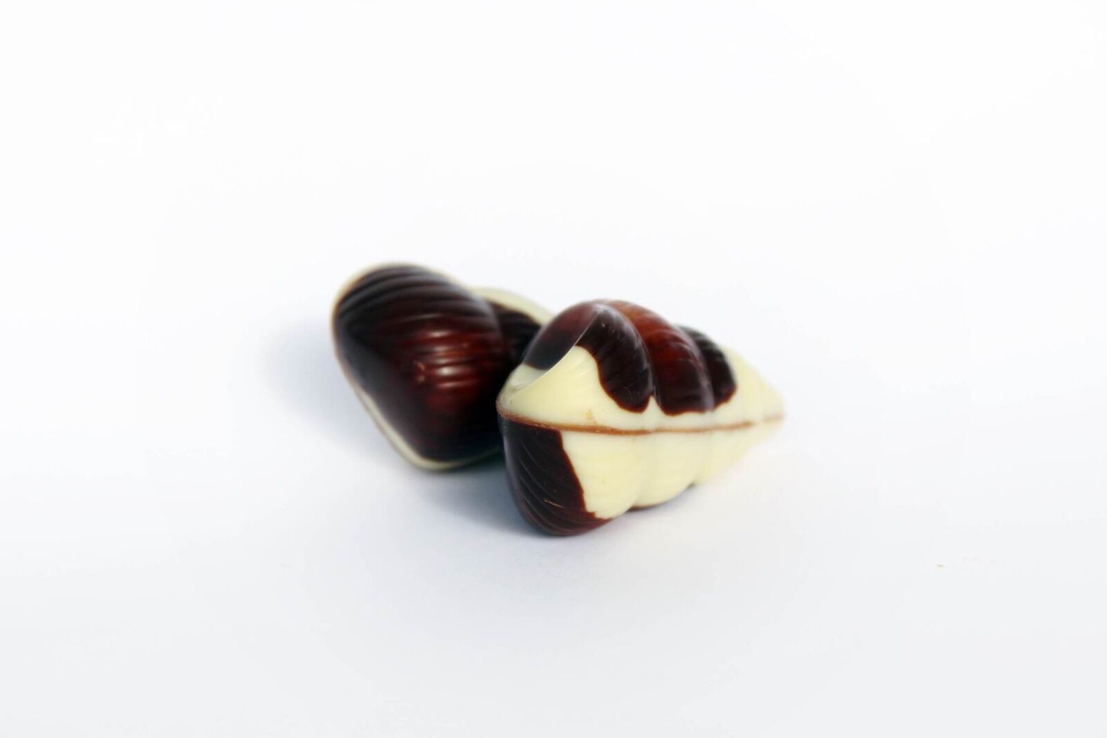 Canon EOS 1200D (EOS Rebel T5 / EOS Kiss X70 / EOS Hi) sample photo. Belgian chocolates, mussels, chocolate photography