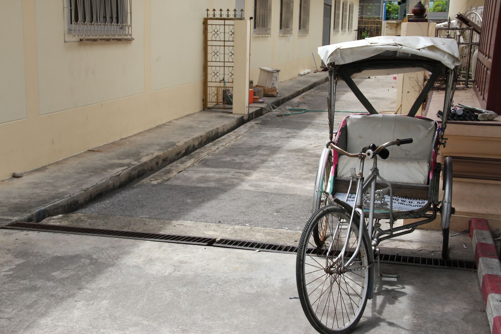 Canon EOS 550D (EOS Rebel T2i / EOS Kiss X4) sample photo. Thailand, hua hin, tricycle photography