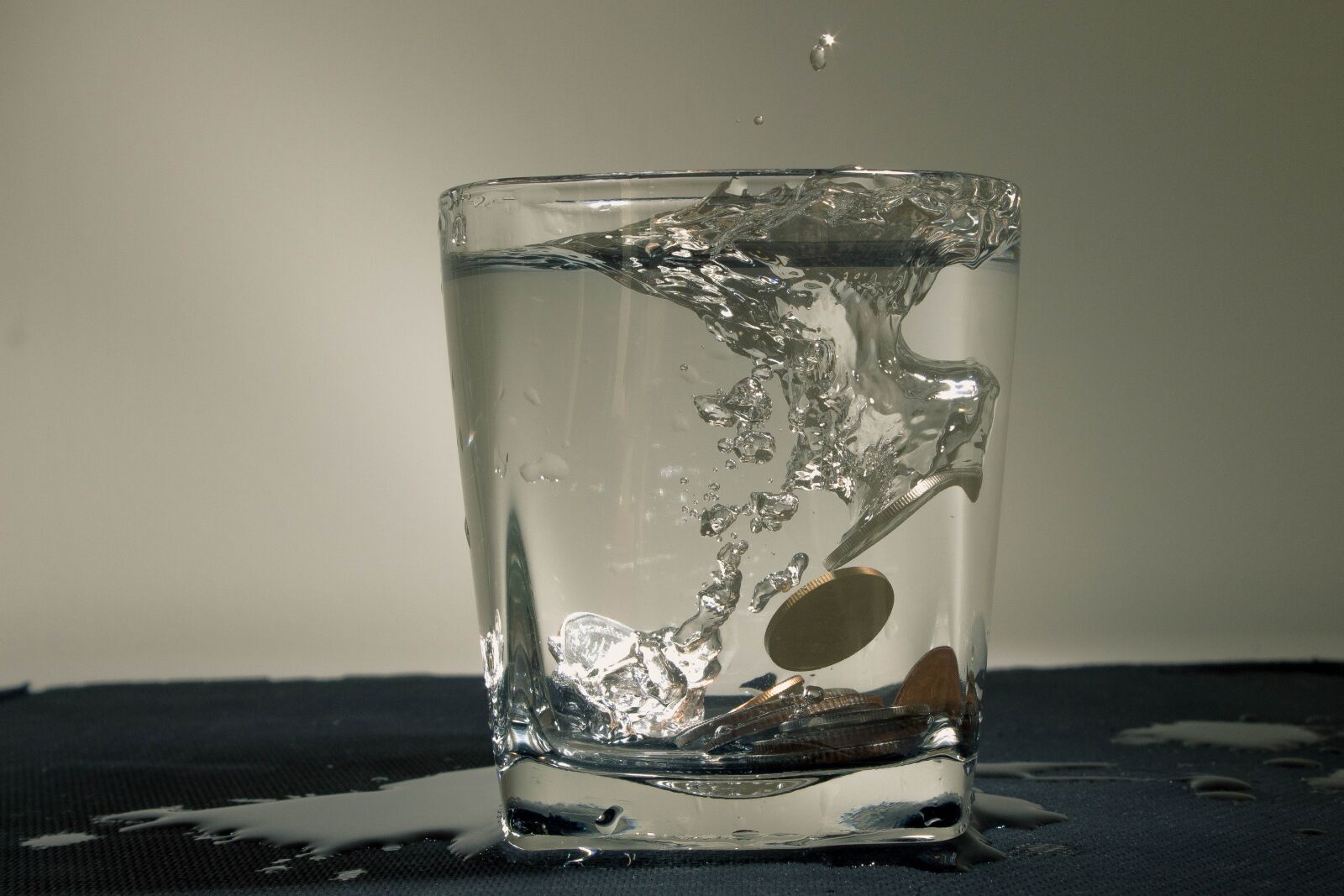 Canon EOS 650D (EOS Rebel T4i / EOS Kiss X6i) sample photo. Coins, water, luxury photography