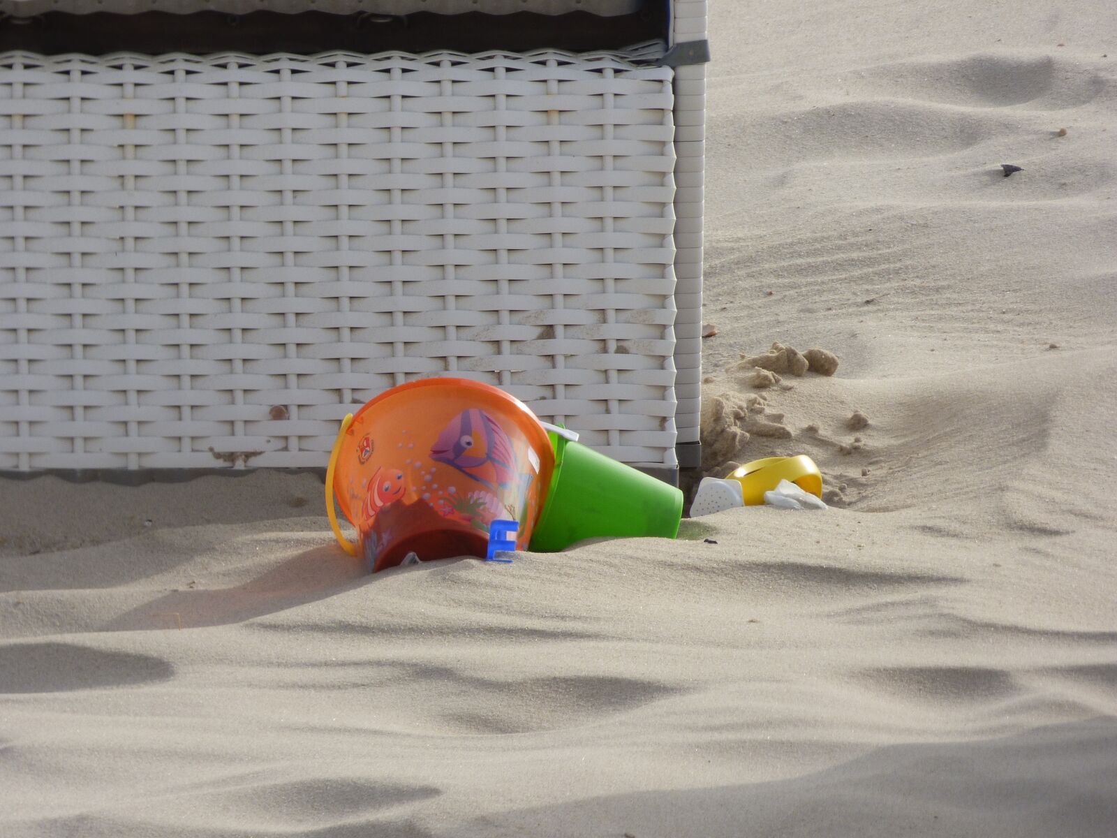 Panasonic DMC-FZ72 sample photo. Forgotten toy, beach toys photography