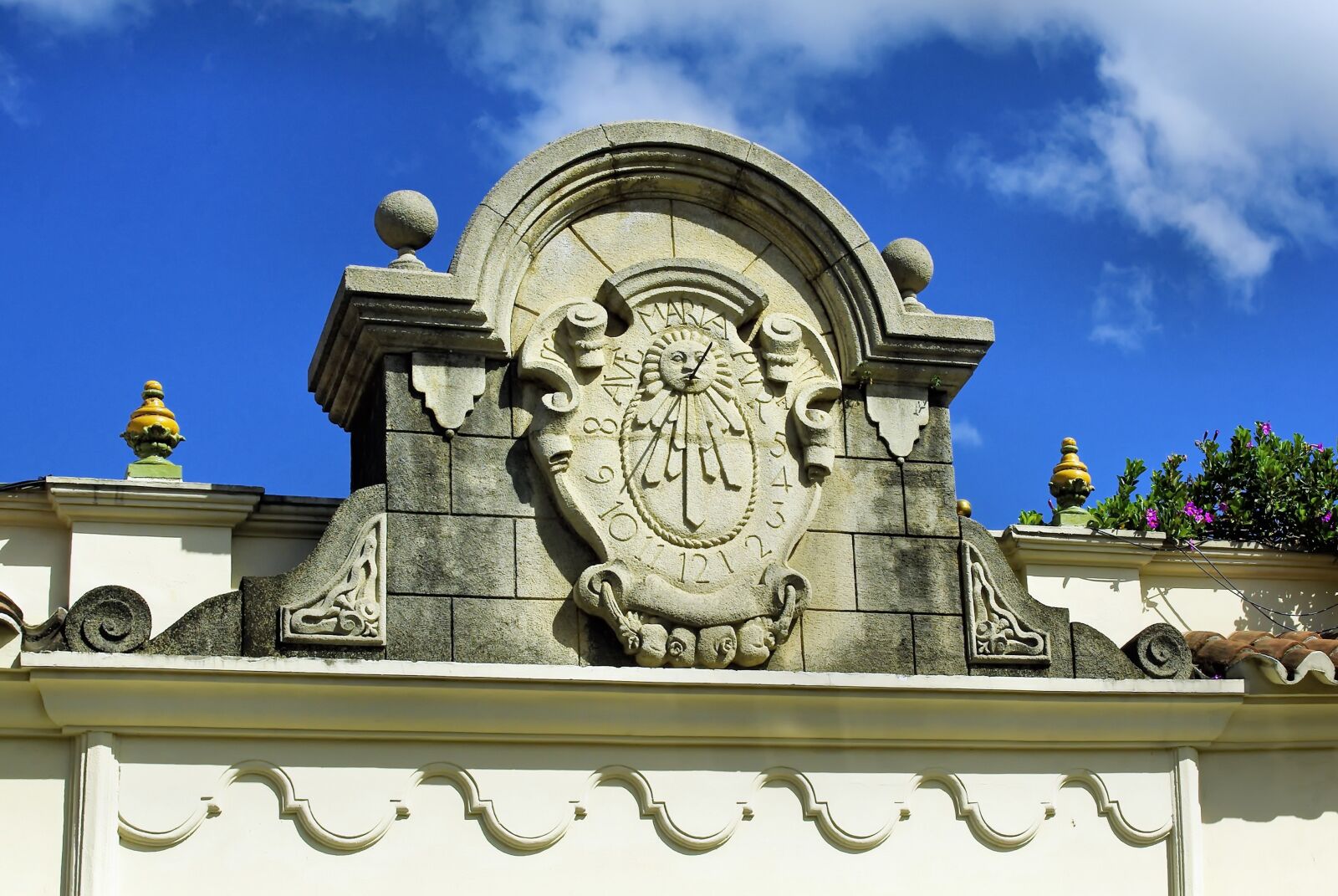 Pentax K200D sample photo. Guatemala, pediment, dial photography