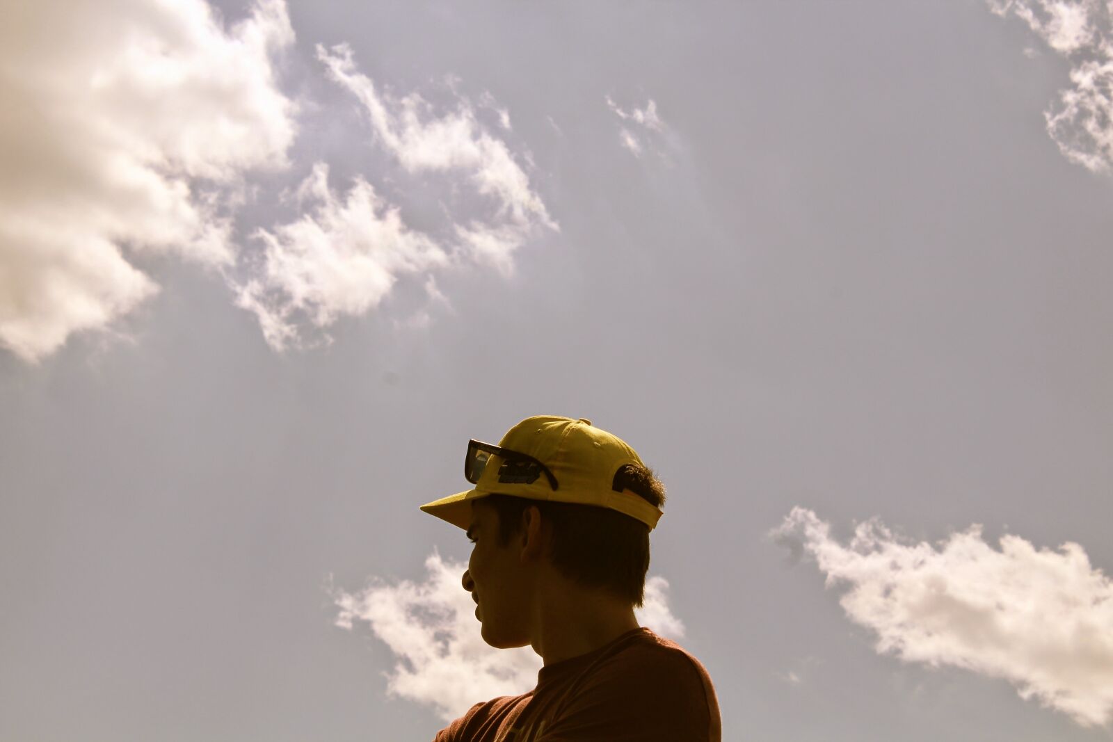 Canon EOS 1200D (EOS Rebel T5 / EOS Kiss X70 / EOS Hi) sample photo. Clouds, guy, hat, head photography