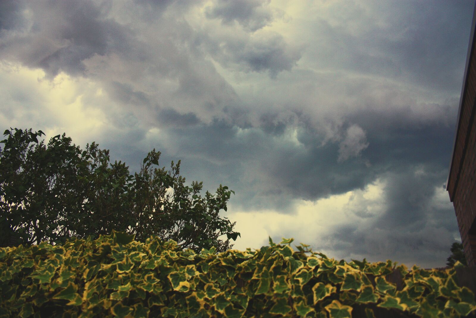 Canon EOS 450D (EOS Rebel XSi / EOS Kiss X2) sample photo. Angry, clouds, dark, clouds photography