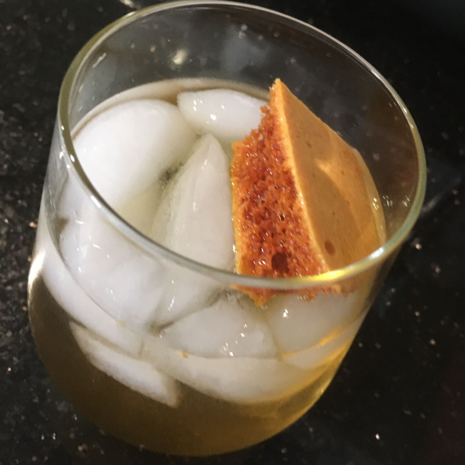 iPhone SE back camera 4.15mm f/2.2 sample photo. Gin, ginger beer, honeycomb photography