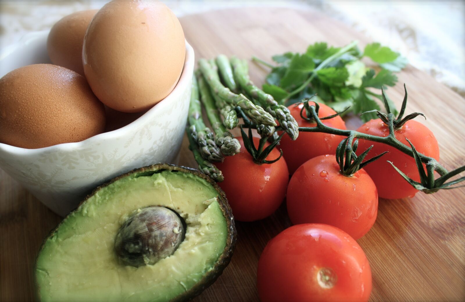 Canon EOS 1000D (EOS Digital Rebel XS / EOS Kiss F) sample photo. Avocado, tomato, eggs photography