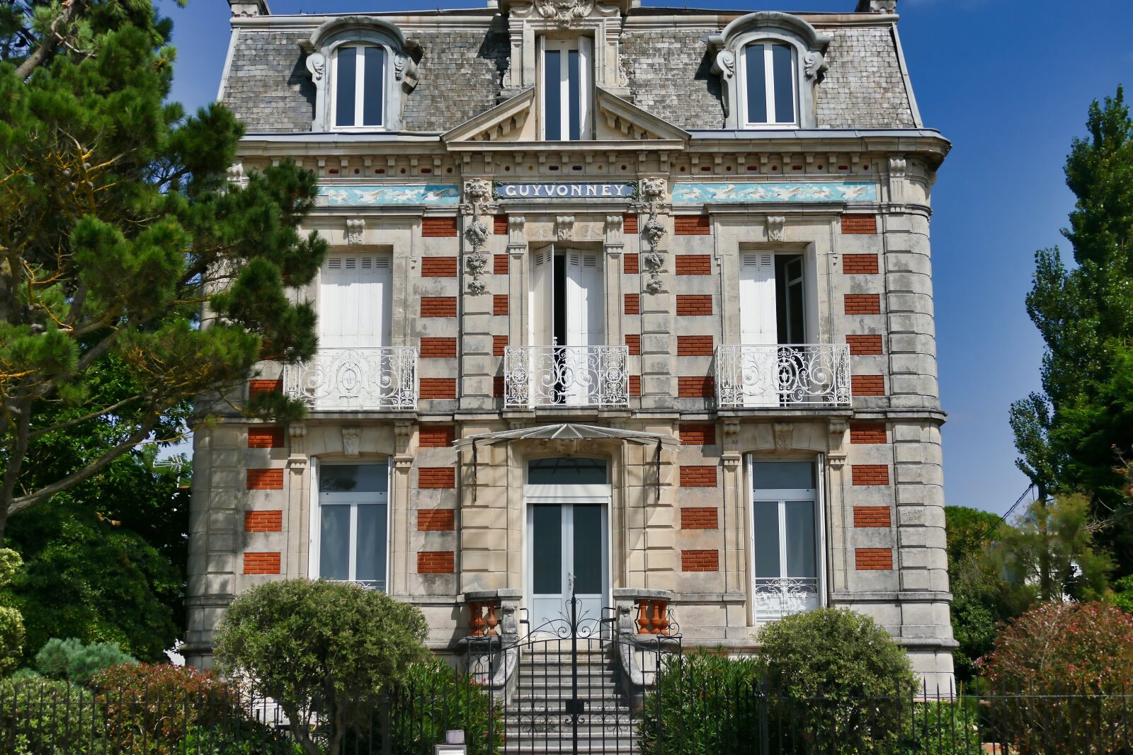 Panasonic Lumix DMC-FZ1000 sample photo. Villa, art nouveau, architecture photography