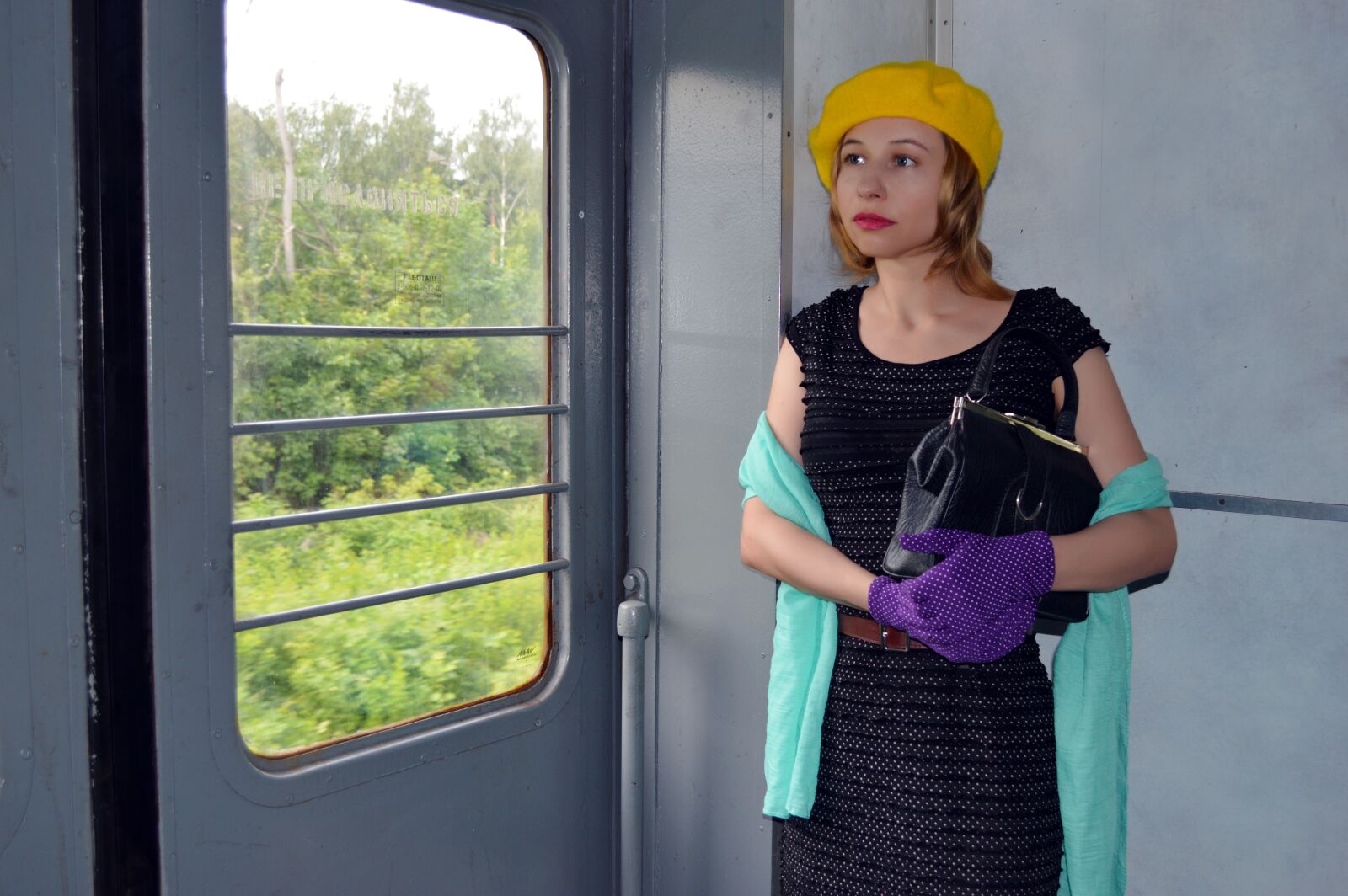 Nikon D3200 sample photo. Vestibule, railway carriage, passenger photography
