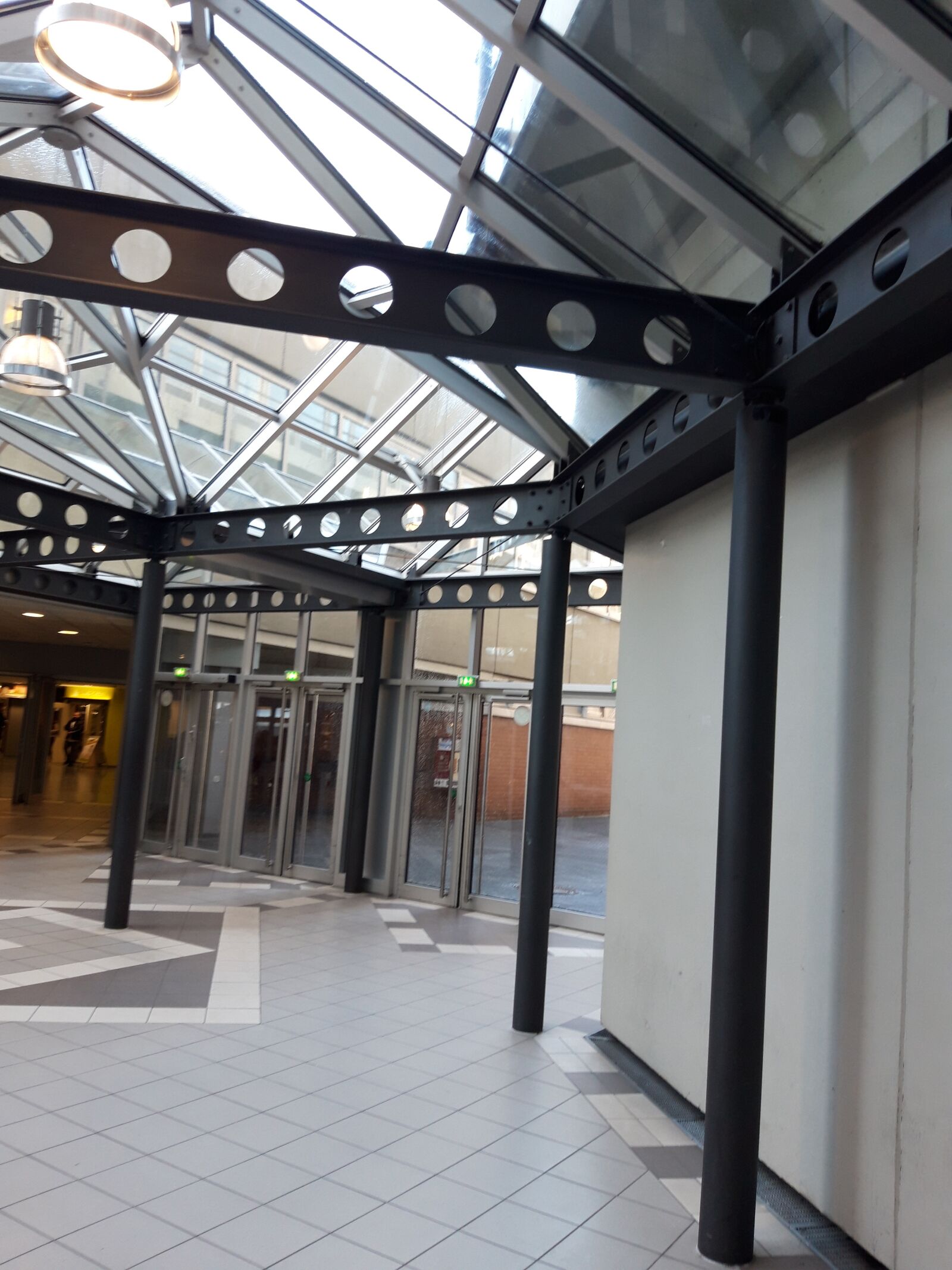 Samsung Galaxy A6 sample photo. Architecture, gallery, modern photography