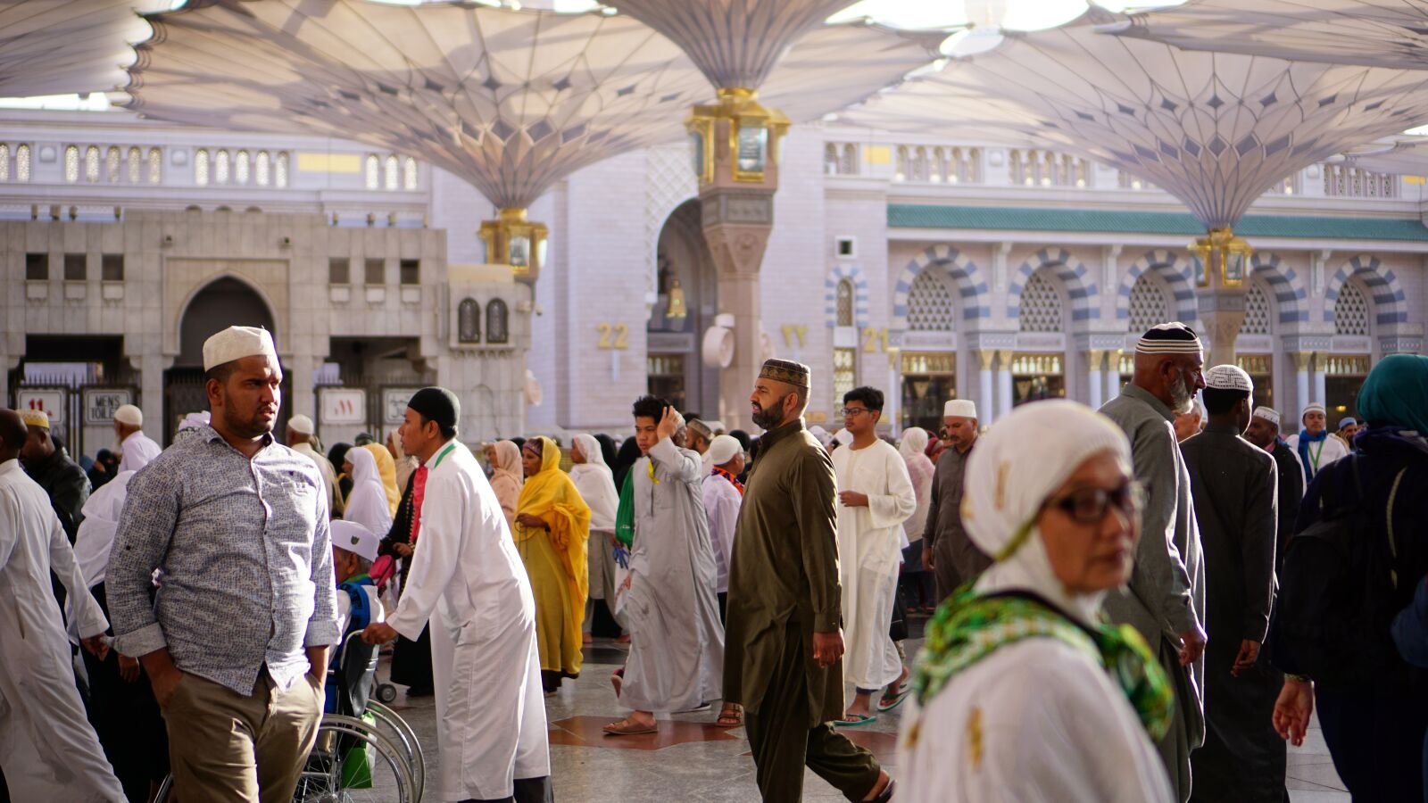 Sony a6000 + Sony E 35mm F1.8 OSS sample photo. Crowd, masjid nabawi, hajj photography