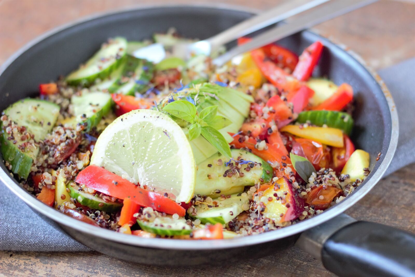 Canon EOS 600D (Rebel EOS T3i / EOS Kiss X5) sample photo. Quinoa, salad, healthy photography