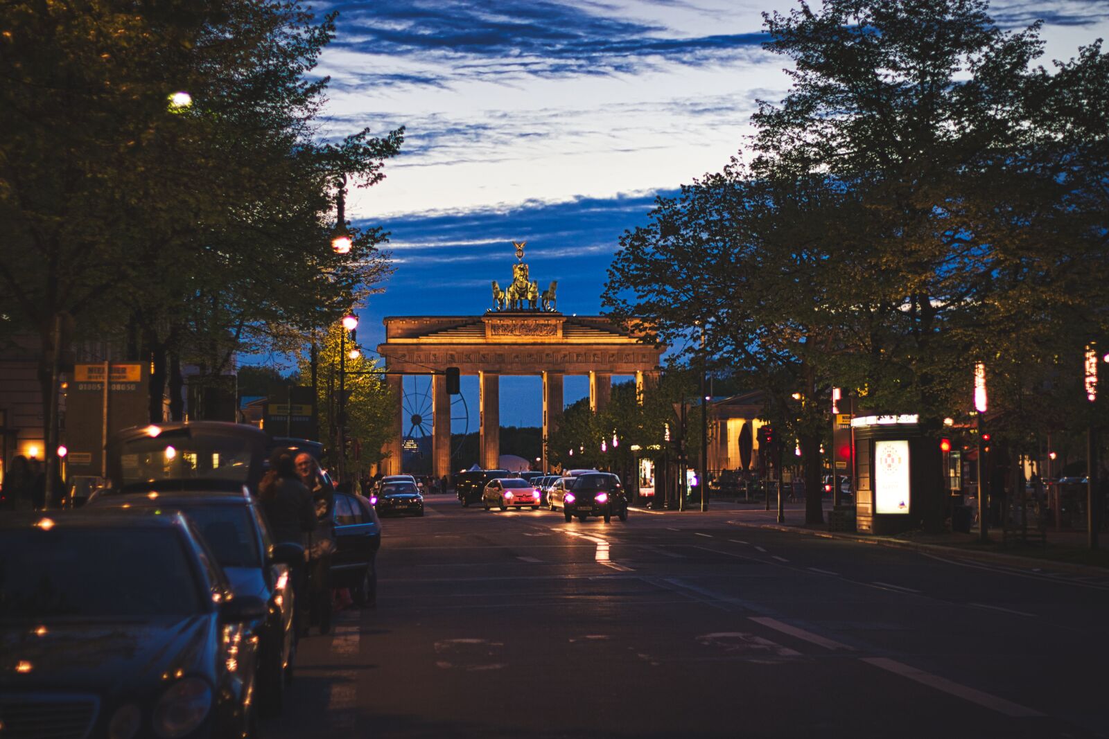 Canon EOS 600D (Rebel EOS T3i / EOS Kiss X5) + Canon EF 50mm F1.8 II sample photo. Berlin, night, architecture photography