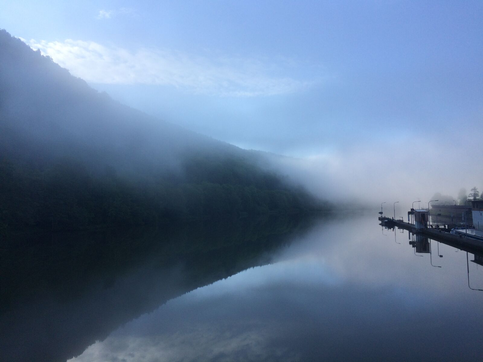 iPhone 5s back camera 4.15mm f/2.2 sample photo. Fog, water, morning photography