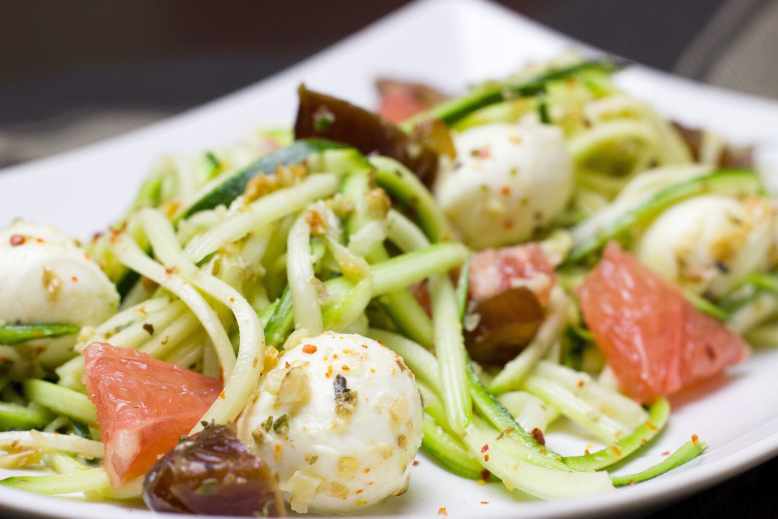 Canon EOS 600D (Rebel EOS T3i / EOS Kiss X5) + Canon EF 50mm F1.8 STM sample photo. Zucchini, noodles, healthy photography