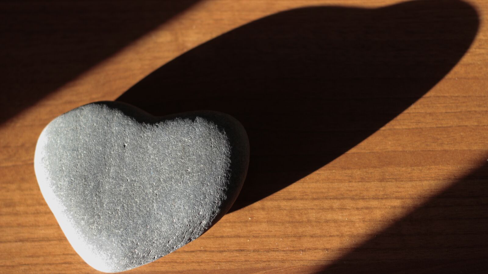 Canon EOS 600D (Rebel EOS T3i / EOS Kiss X5) + Canon EF 50mm F1.8 II sample photo. Heart, love, valentine photography