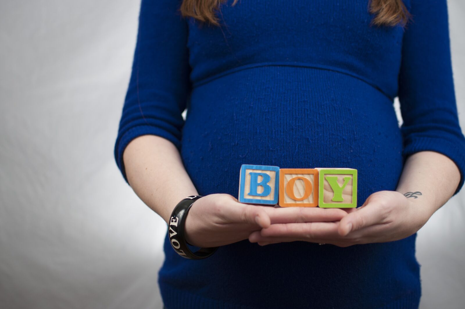Nikon D90 sample photo. Alphabet blocks, hands, mother photography