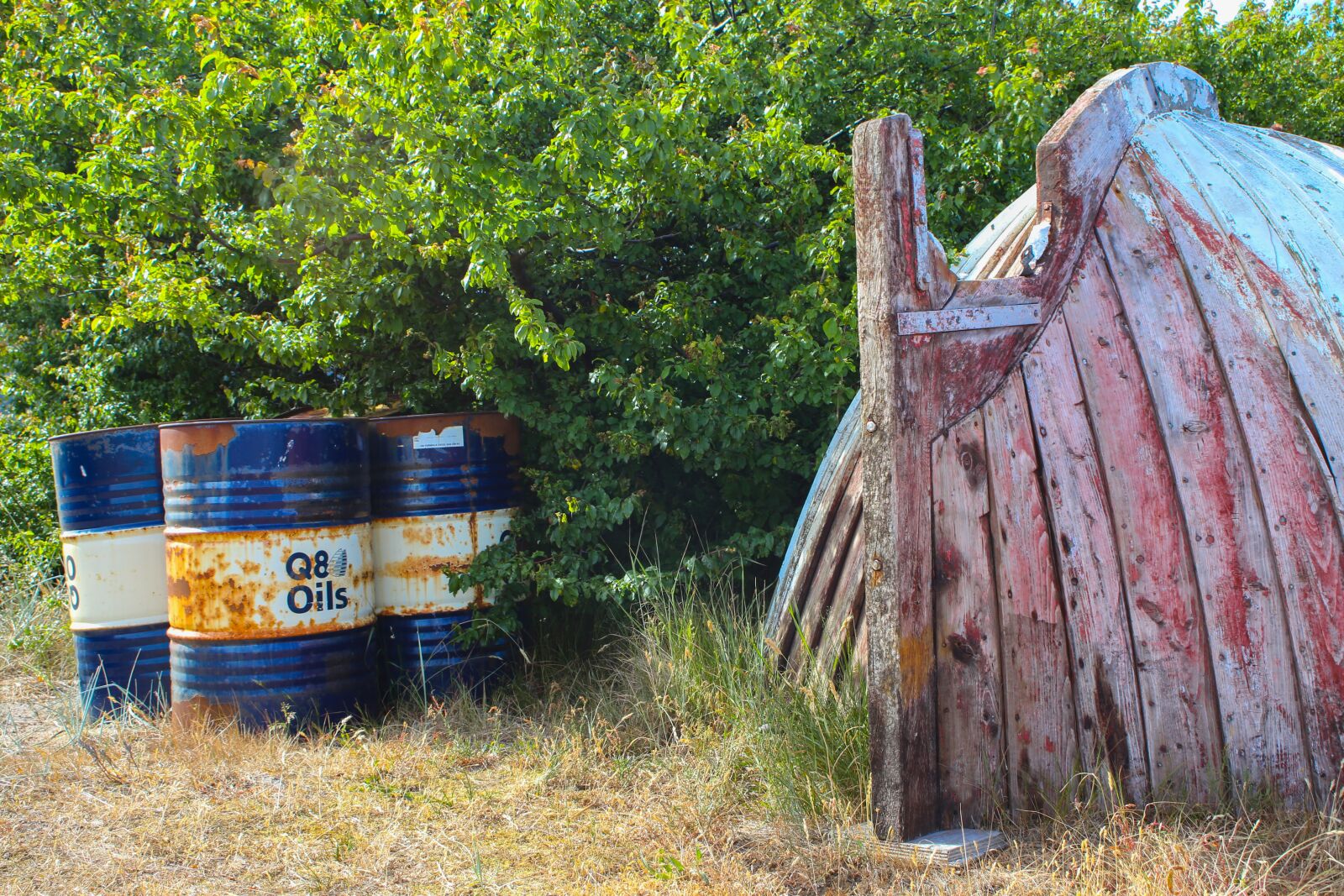 Canon EOS 6D + Canon EF 28-80mm f/3.5-5.6 sample photo. Fishing boat, wreck, oil photography