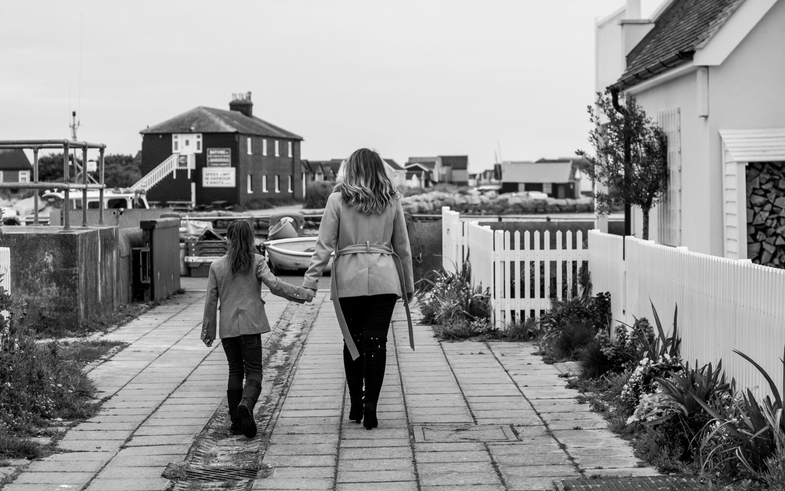 Nikon D7100 sample photo. Mum, daughter, walking photography