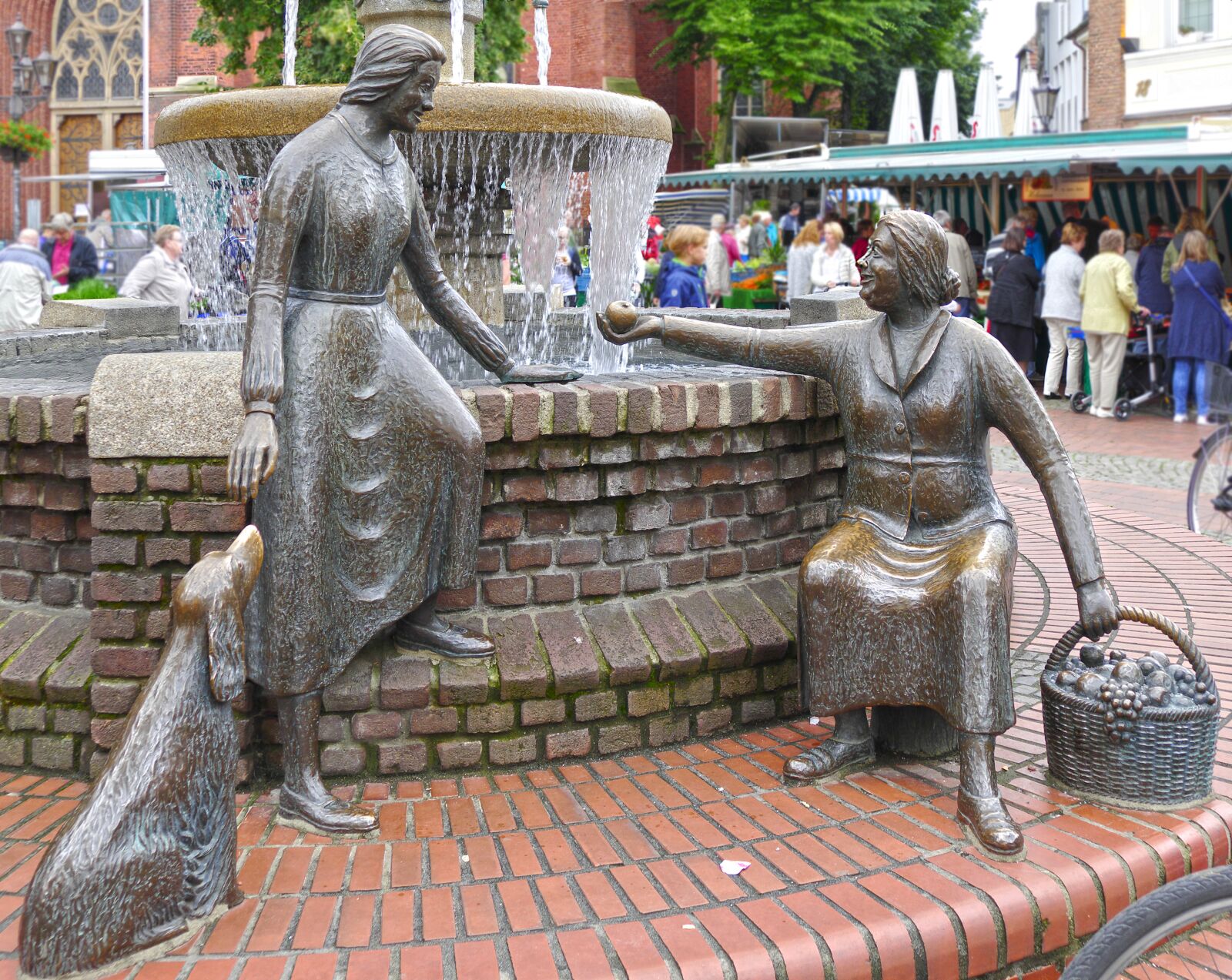 Panasonic Lumix DMC-FZ1000 sample photo. Market fountain, sculpture, manneken photography