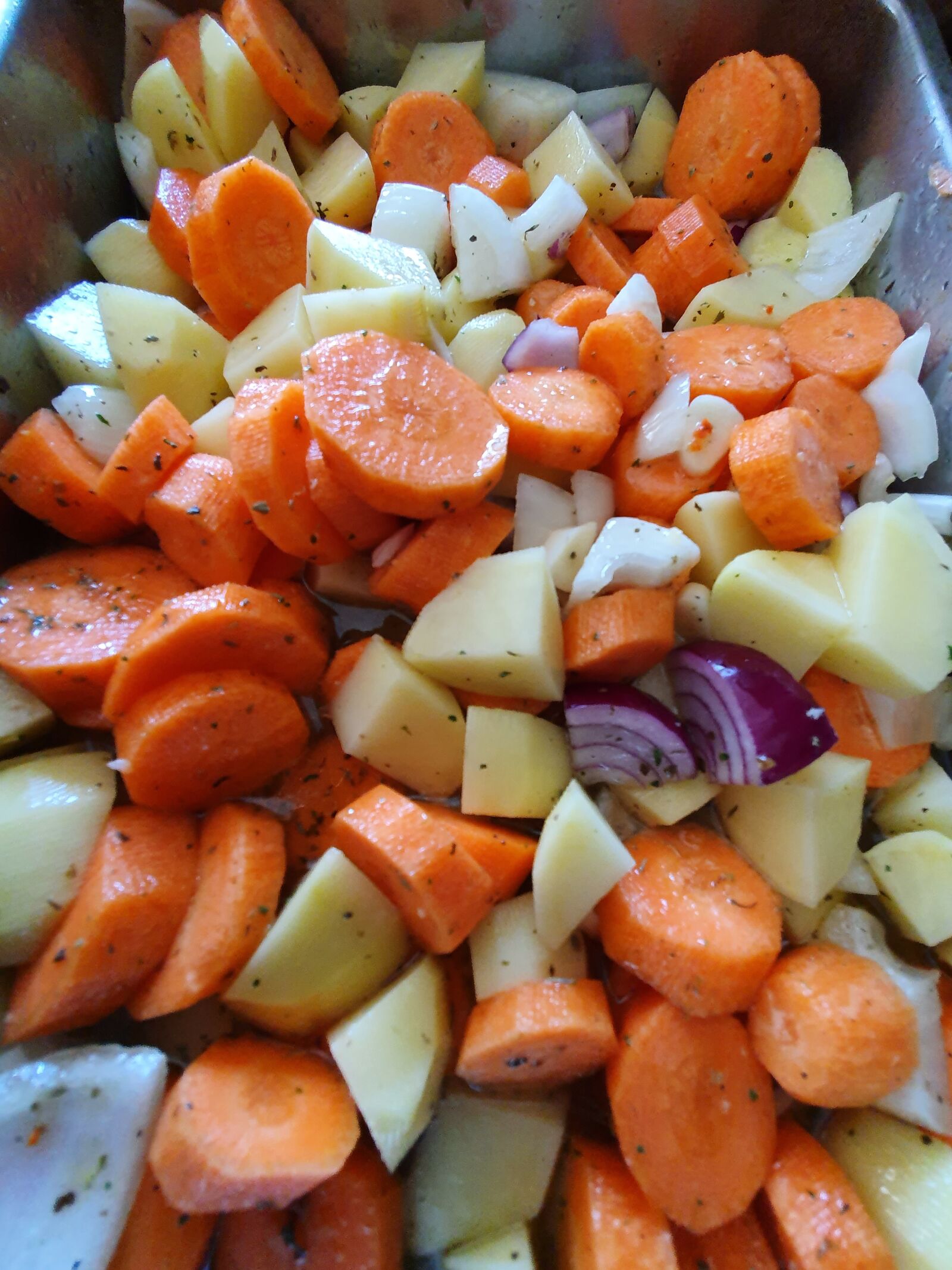 Samsung Galaxy S10 sample photo. Vegetables, carrot, red onion photography