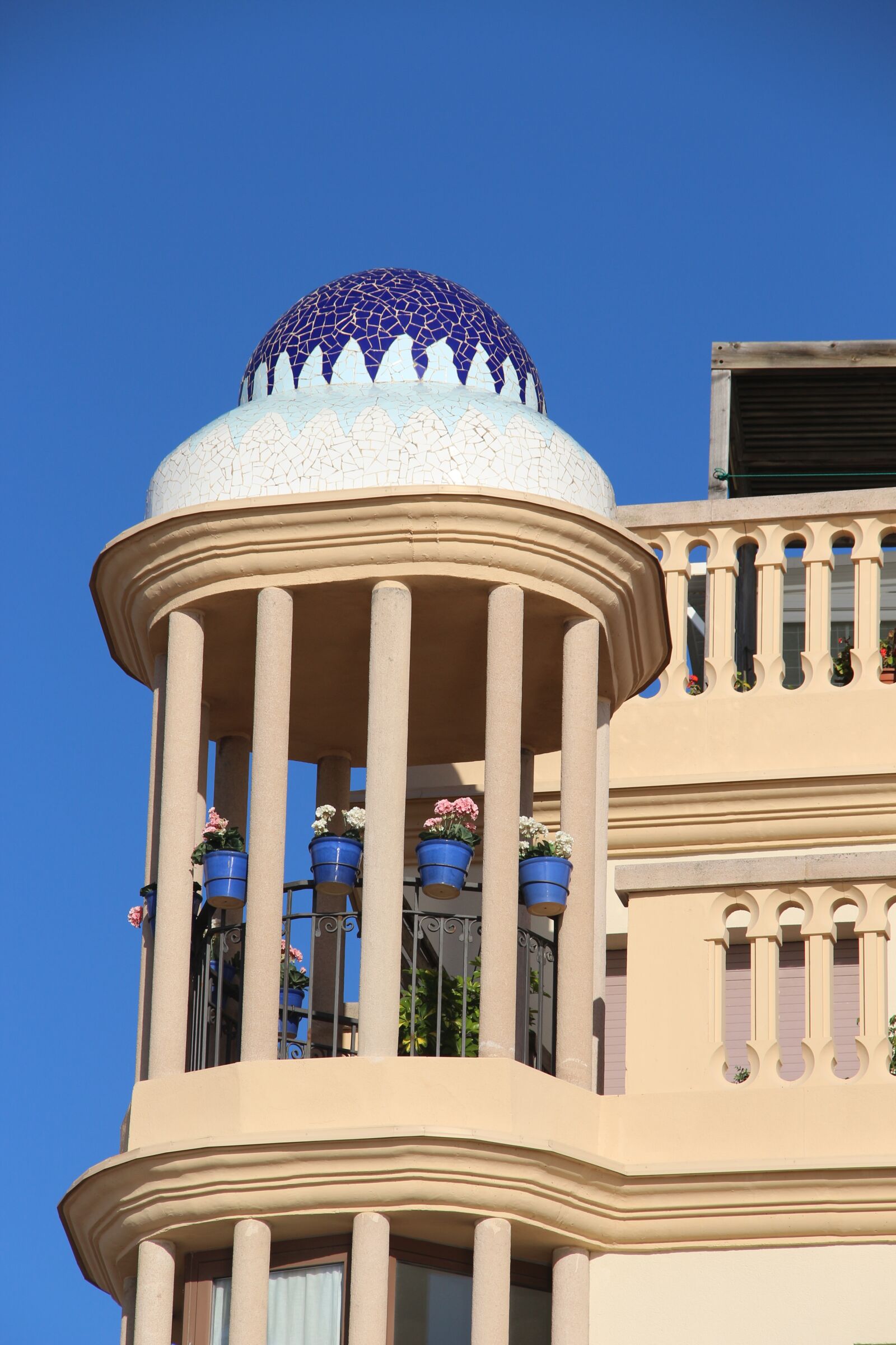 Canon EOS 700D (EOS Rebel T5i / EOS Kiss X7i) sample photo. Blue, pergola, sky photography