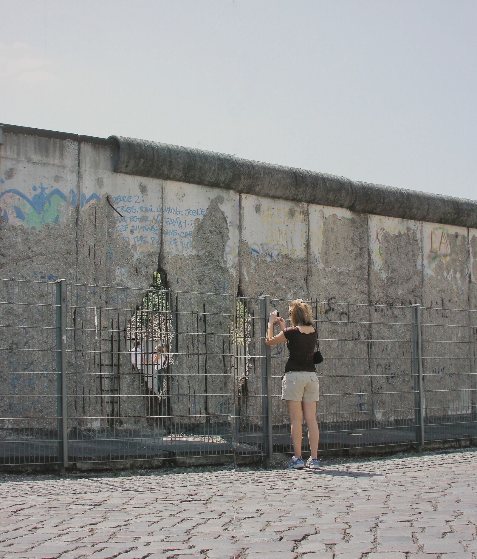 Canon EOS 550D (EOS Rebel T2i / EOS Kiss X4) sample photo. Human, graffiti, wall photography