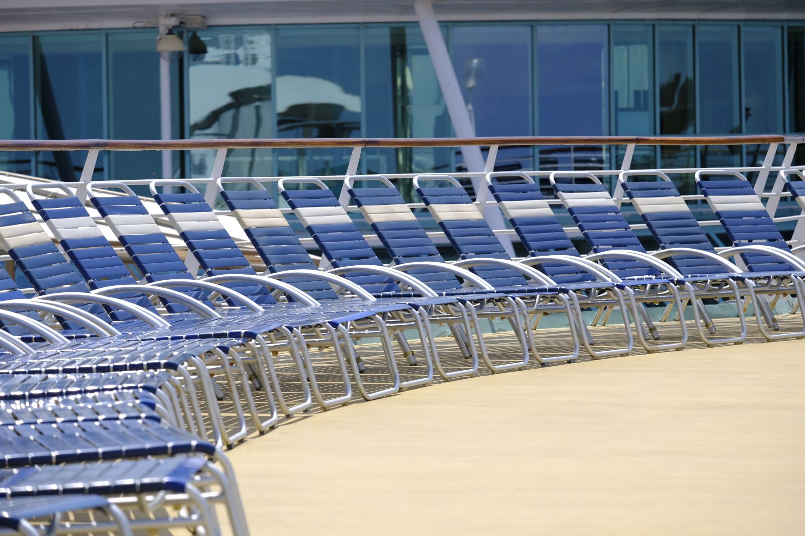 Fujifilm X-T2 + Fujifilm XF 55-200mm F3.5-4.8 R LM OIS sample photo. Deck chair, concerns, sun photography