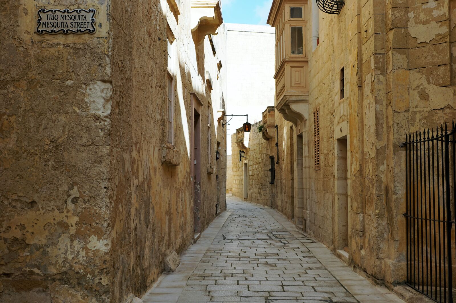 Sony ILCA-77M2 + Sony DT 16-50mm F2.8 SSM sample photo. House, malta, mdina photography
