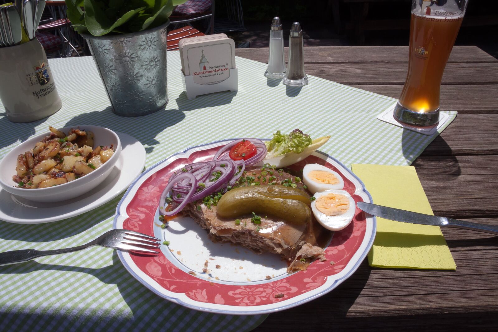 Canon EF-S 17-85mm F4-5.6 IS USM sample photo. Eat, beer garden, snack photography