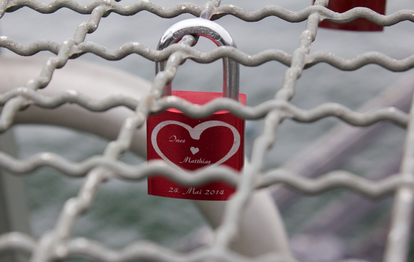 Canon EOS 550D (EOS Rebel T2i / EOS Kiss X4) sample photo. Lock, gate, fence photography