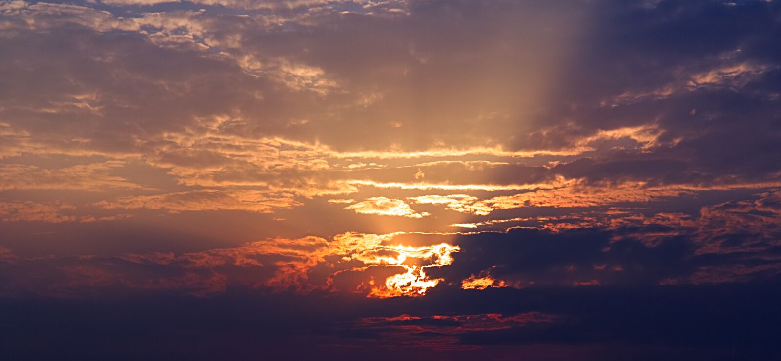Canon EOS 1300D (EOS Rebel T6 / EOS Kiss X80) sample photo. Sunset, sky, clouds photography