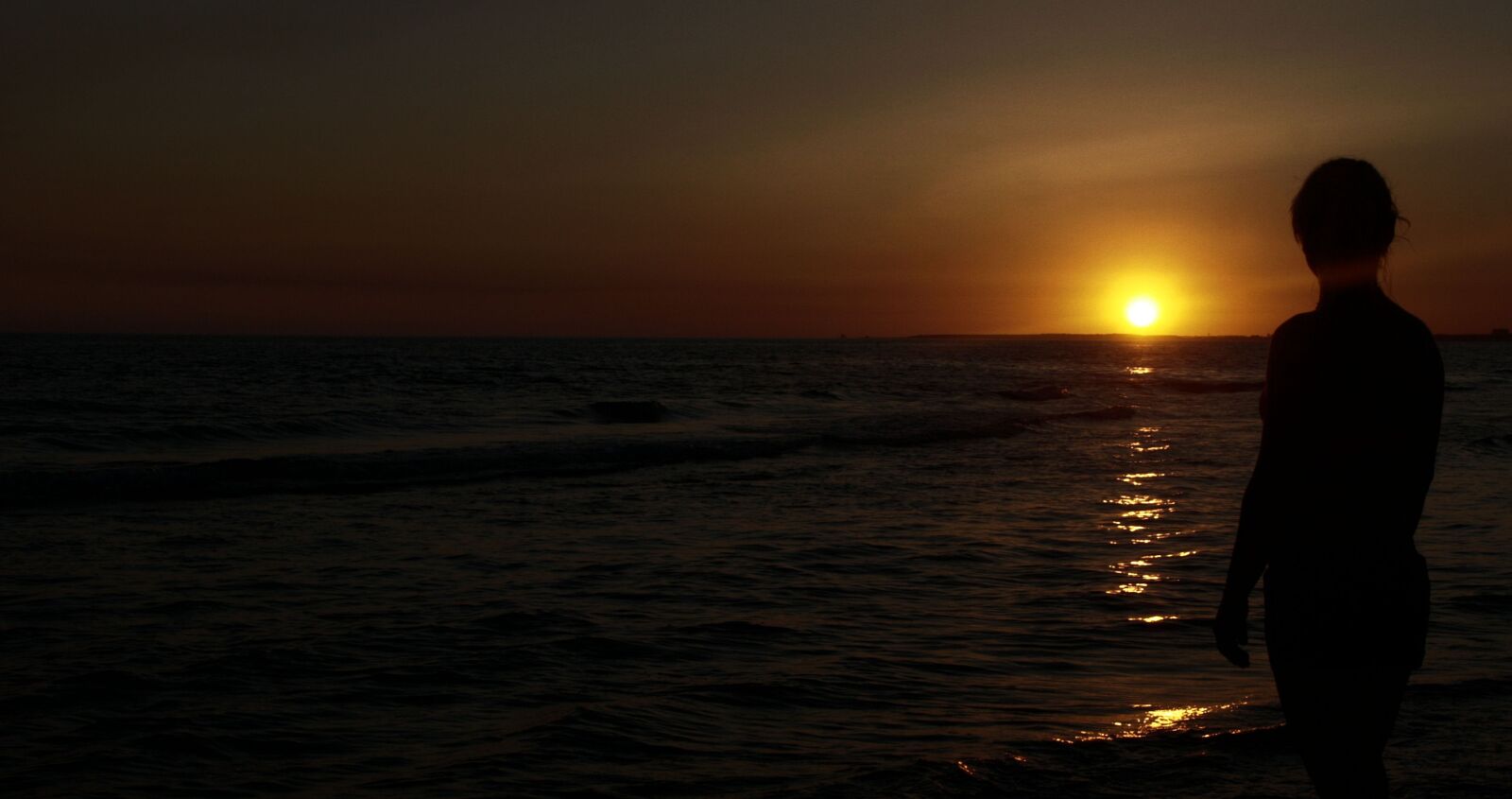 Canon EOS 400D (EOS Digital Rebel XTi / EOS Kiss Digital X) sample photo. Sunset, sea, woman photography