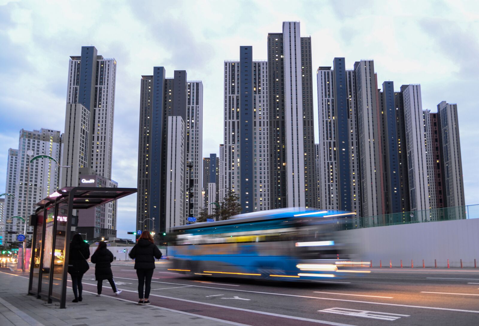 Nikon D610 sample photo. City, transport, stop photography