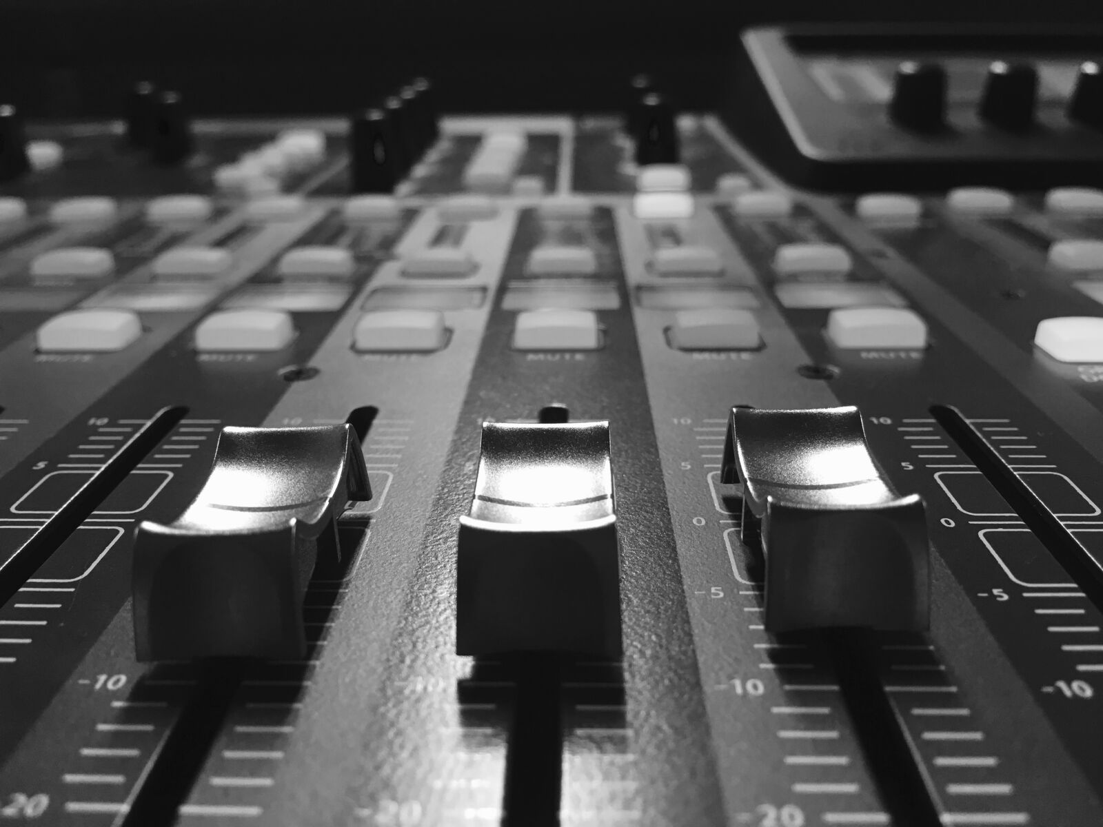 iPhone SE back camera 4.15mm f/2.2 sample photo. Music photography