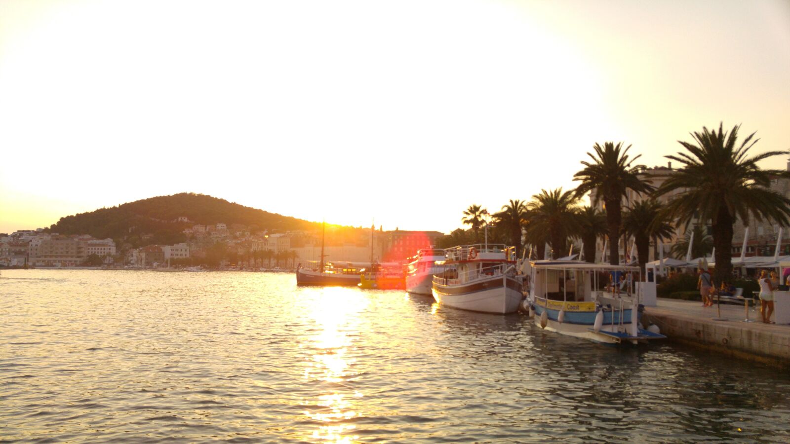 LG G4 sample photo. Boats, palms, sea, sun photography