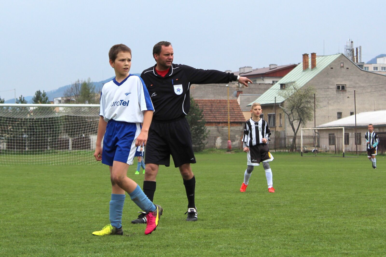 Canon EOS 1300D (EOS Rebel T6 / EOS Kiss X80) sample photo. Football, match, player photography
