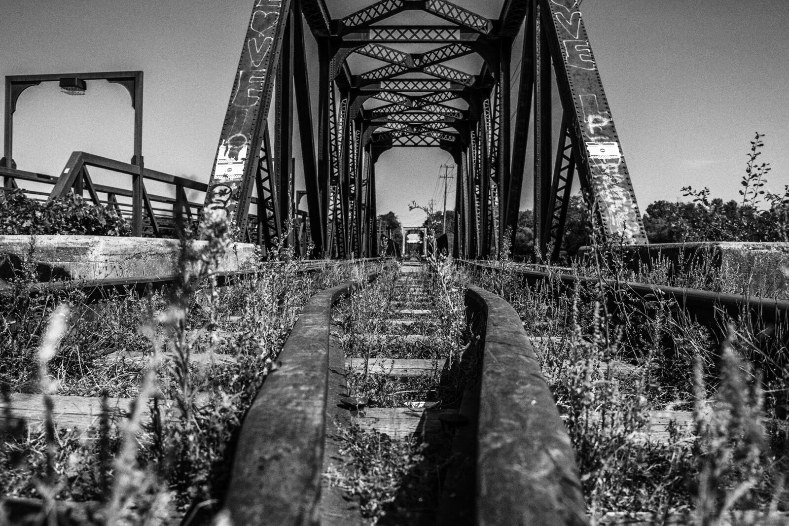 Canon EOS 6D sample photo. Train bridge, black and photography