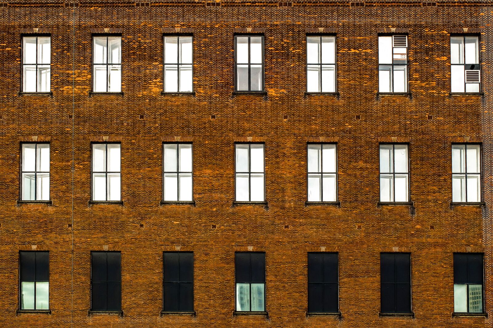 Fujifilm X30 sample photo. Building, facade, brick photography