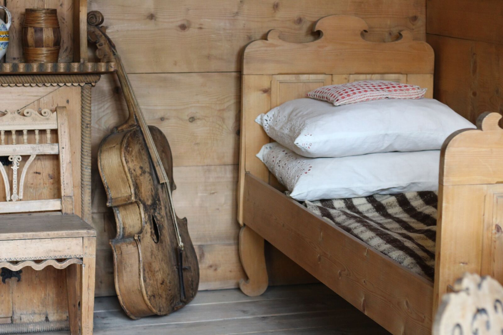 Canon EOS 700D (EOS Rebel T5i / EOS Kiss X7i) + Canon EF 50mm F1.8 STM sample photo. Old house, the interior photography