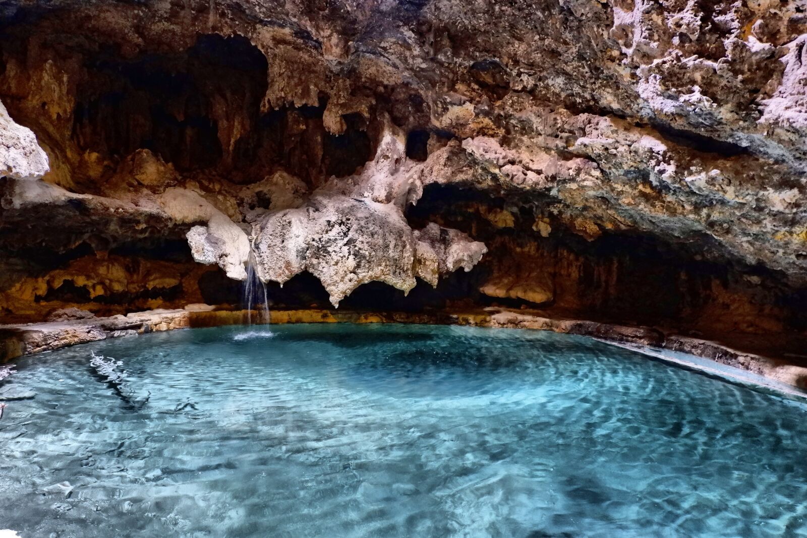 Камни в пещере. Islas Baleares пещеры с водой. Сталактиты с водой. Ultra realistic Water in Cave. Как убрать воду в пещере