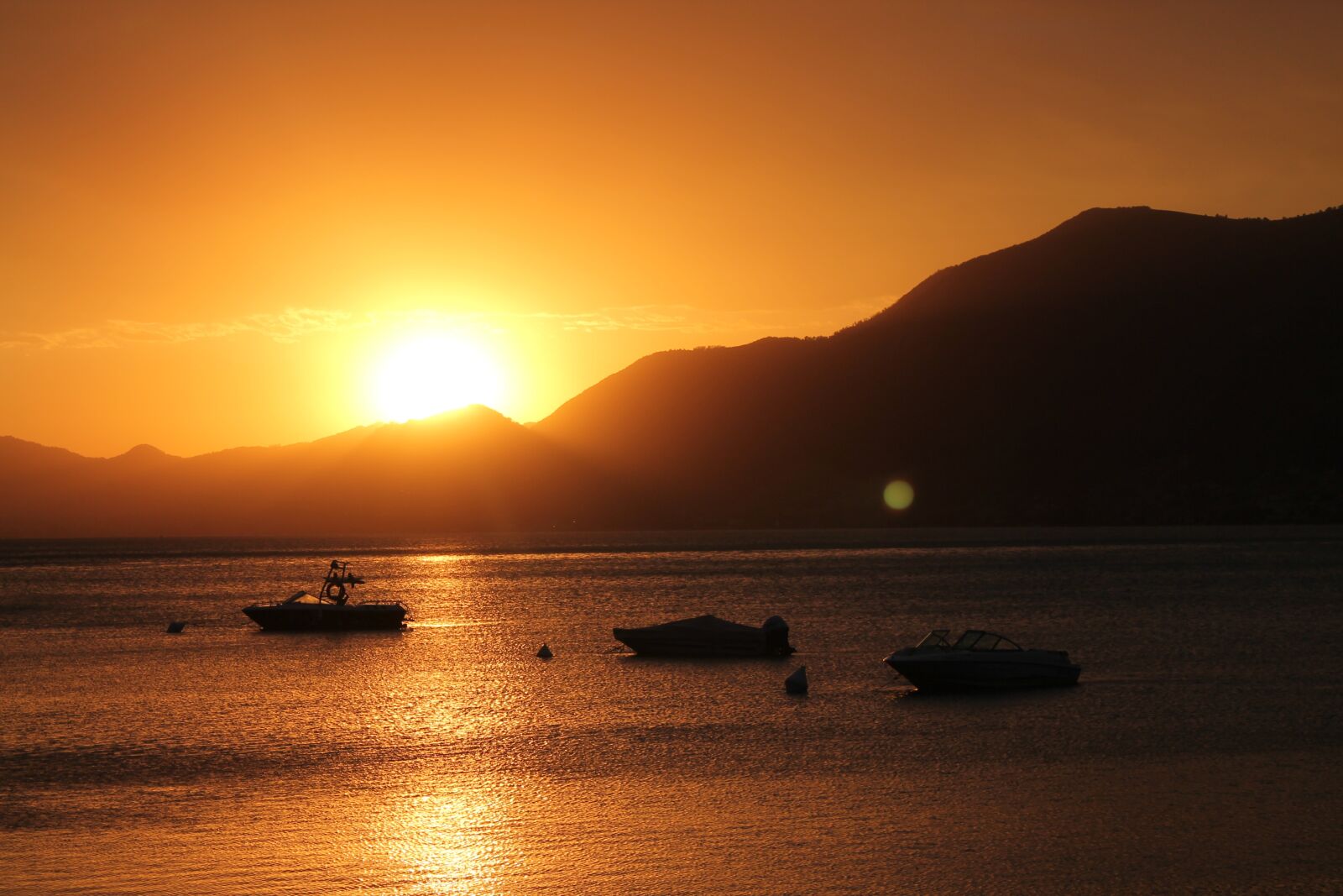 Canon EOS 1100D (EOS Rebel T3 / EOS Kiss X50) sample photo. Italy, lake, boat photography