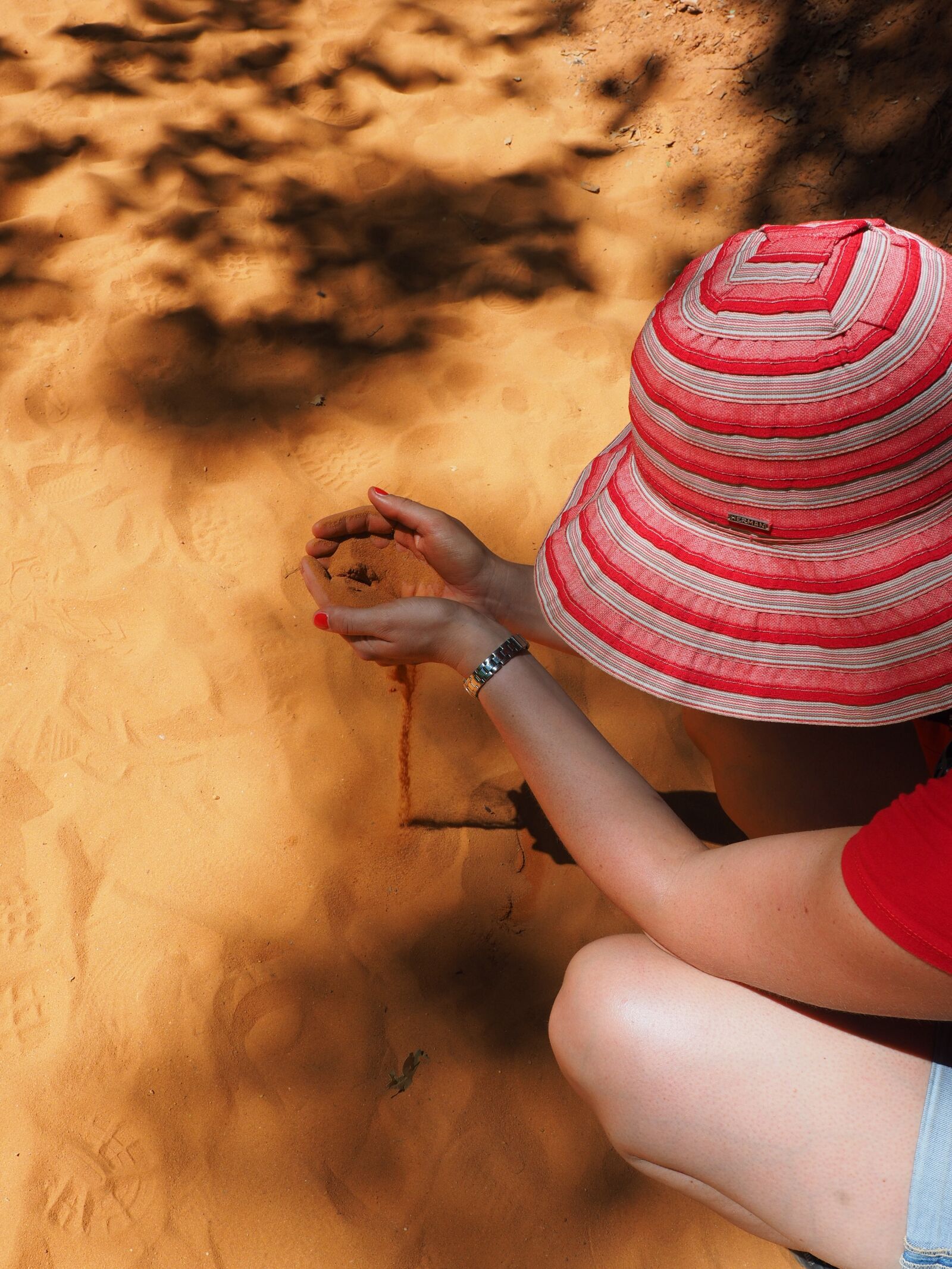 Olympus OM-D E-M1 + Olympus M.Zuiko Digital ED 12-40mm F2.8 Pro sample photo. Sand, play, sandalwood photography