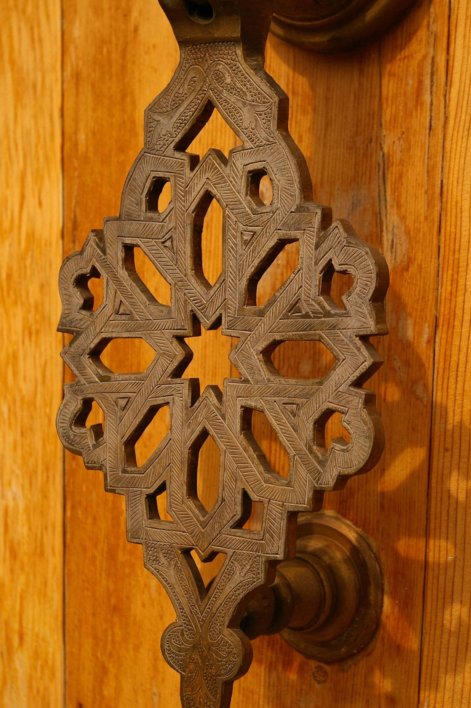 Pentax *ist DL2 sample photo. Door lock, fitting, metal photography