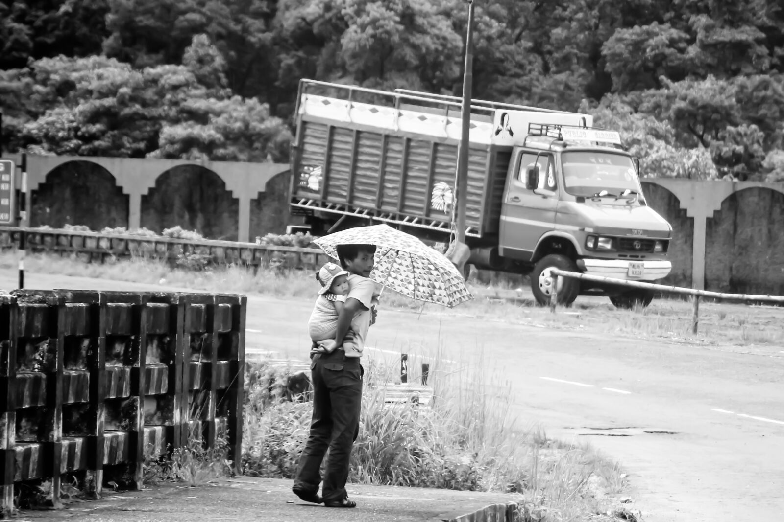 Canon EF-S 18-135mm F3.5-5.6 IS USM sample photo. Father, baby, road photography
