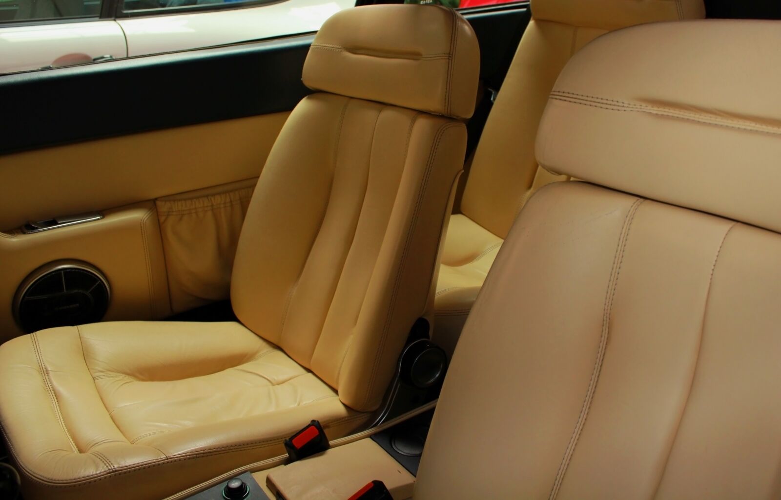 Canon EOS 550D (EOS Rebel T2i / EOS Kiss X4) sample photo. Car, seat, interior photography