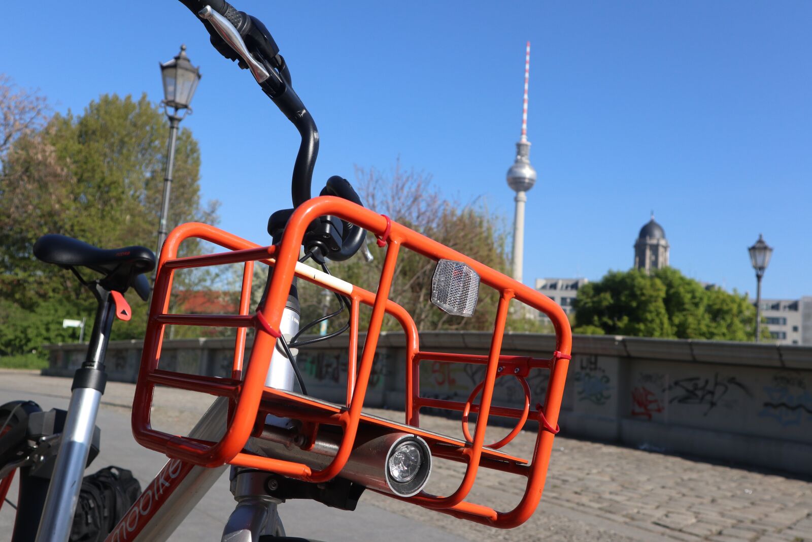 Canon EOS M100 sample photo. Berlin, tower, bicycle photography