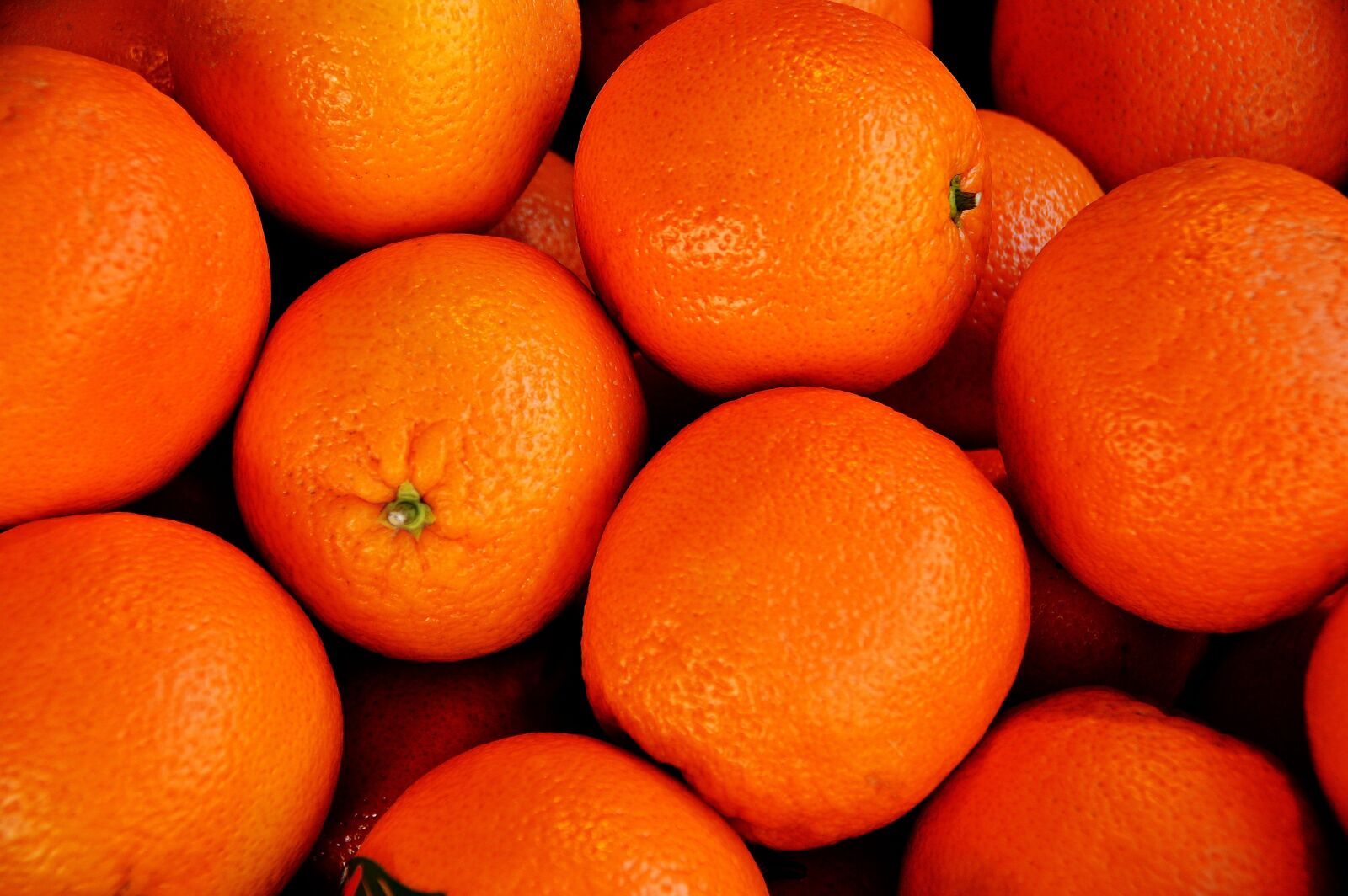 Nikon D3200 sample photo. Orange, left untreated, market photography